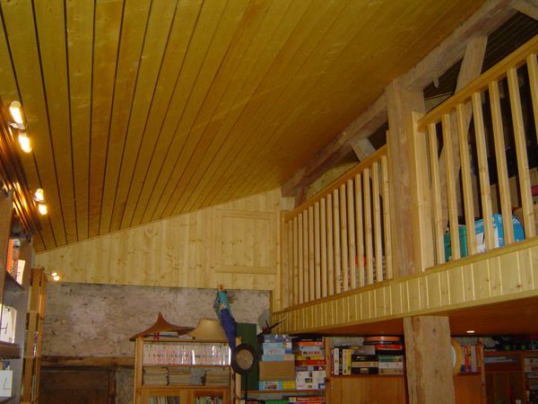 Lambris bois aspect naturel faux-plafond (à joint ouvert)